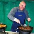 un chef et une poêle