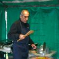 un chef et une cuillère en bois