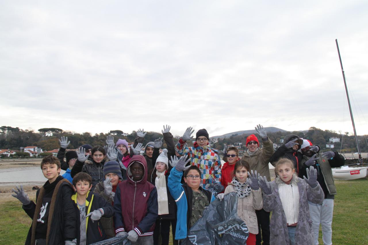 Tous équipés pour nettoyer la baie